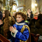 28.1.2017 Kielce. Kolędnicy misyjni spotkali się dziś w kieleckiej katedrze na zaproszenie biskupa Jana Piotrowskiego. / Wojciech Habdas / Radio Kielce