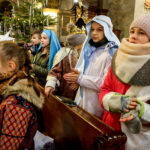 28.1.2017 Kielce. Kolędnicy misyjni spotkali się dziś w kieleckiej katedrze na zaproszenie biskupa Jana Piotrowskiego. / Wojciech Habdas / Radio Kielce