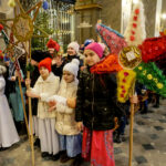 28.1.2017 Kielce. Kolędnicy misyjni spotkali się dziś w kieleckiej katedrze na zaproszenie biskupa Jana Piotrowskiego. / Wojciech Habdas / Radio Kielce