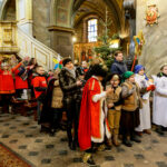 28.1.2017 Kielce. Kolędnicy misyjni spotkali się dziś w kieleckiej katedrze na zaproszenie biskupa Jana Piotrowskiego. / Wojciech Habdas / Radio Kielce