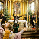 28.1.2017 Kielce. Kolędnicy misyjni spotkali się dziś w kieleckiej katedrze na zaproszenie biskupa Jana Piotrowskiego. / Wojciech Habdas / Radio Kielce