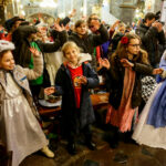 28.1.2017 Kielce. Kolędnicy misyjni spotkali się dziś w kieleckiej katedrze na zaproszenie biskupa Jana Piotrowskiego. / Wojciech Habdas / Radio Kielce