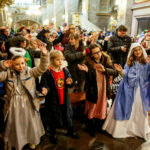 28.1.2017 Kielce. Kolędnicy misyjni spotkali się dziś w kieleckiej katedrze na zaproszenie biskupa Jana Piotrowskiego. / Wojciech Habdas / Radio Kielce