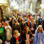 28.1.2017 Kielce. Kolędnicy misyjni spotkali się dziś w kieleckiej katedrze na zaproszenie biskupa Jana Piotrowskiego. / Wojciech Habdas / Radio Kielce