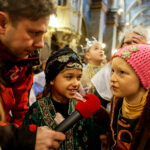 28.1.2017 Kielce. Kolędnicy misyjni spotkali się dziś w kieleckiej katedrze na zaproszenie biskupa Jana Piotrowskiego. / Wojciech Habdas / Radio Kielce