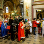 28.1.2017 Kielce. Kolędnicy misyjni spotkali się dziś w kieleckiej katedrze na zaproszenie biskupa Jana Piotrowskiego. / Wojciech Habdas / Radio Kielce