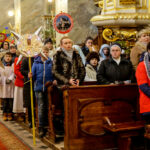 28.1.2017 Kielce. Kolędnicy misyjni spotkali się dziś w kieleckiej katedrze na zaproszenie biskupa Jana Piotrowskiego. / Wojciech Habdas / Radio Kielce