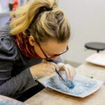 28.1.2017 Kielce. Dekorowanie ceramiki tlenkami. Warsztaty w IDK / Wojciech Habdas / Radio Kielce