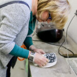 28.1.2017 Kielce. Dekorowanie ceramiki tlenkami. Warsztaty w IDK / Wojciech Habdas / Radio Kielce