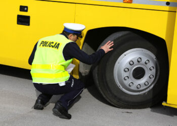 16.5.2016 Kielce. Policja i Inspekcja Transportu Drogowego kontrolują autokary. / Wojciech Habdas / Radio Kielce