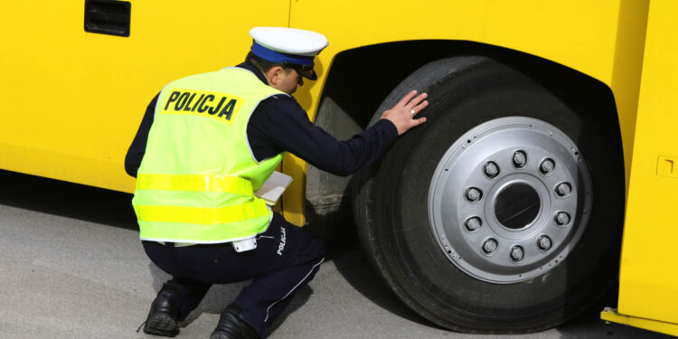 16.5.2016 Kielce. Policja i Inspekcja Transportu Drogowego kontrolują autokary. / Wojciech Habdas / Radio Kielce