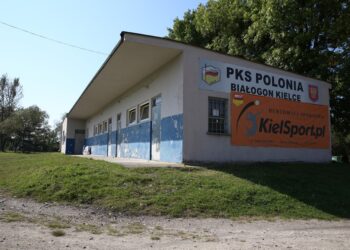 Stadion Polonii Białogon w fatalnym stanie. / Piotr Michalski / Radio Kielce