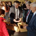 Pracownicy Centrum Nauki „Kopernik” z Warszawy odwiedzają szkoły w województwie świętokrzyskim. Dziś "naukobus" przyjechał do Buska (20.02.2017 r.) / Kamil Włosowicz / Radio Kielce