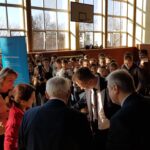 Pracownicy Centrum Nauki „Kopernik” z Warszawy odwiedzają szkoły w województwie świętokrzyskim. Dziś "naukobus" przyjechał do Buska (20.02.2017 r.) / Kamil Włosowicz / Radio Kielce