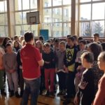 Pracownicy Centrum Nauki „Kopernik” z Warszawy odwiedzają szkoły w województwie świętokrzyskim. Dziś "naukobus" przyjechał do Buska (20.02.2017 r.) / Kamil Włosowicz / Radio Kielce