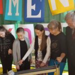 Pracownicy Centrum Nauki „Kopernik” z Warszawy odwiedzają szkoły w województwie świętokrzyskim. Dziś "naukobus" przyjechał do Buska (20.02.2017 r.) / Kamil Włosowicz / Radio Kielce