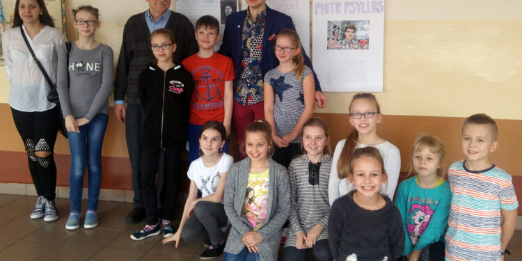 Piotr Psyllos, uczniowie spotkanie / Ewa Pociejowska-Gawęda / Radio Kielce