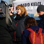 2017-02-15. Program Radia Kielce i TVP3 Kielce „Interwencja”. Mieszkańcy osiedla Uroczysko w Kielcach chcą remontu ulicy wiodącej do przedszkola i żłobka oraz budowy chodnika. / Grzegorz Jamka / Radio Kielce