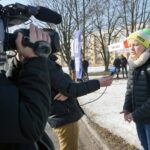 2017-02-15. Program Radia Kielce i TVP3 Kielce „Interwencja”. Mieszkańcy osiedla Uroczysko w Kielcach chcą remontu ulicy wiodącej do przedszkola i żłobka oraz budowy chodnika. / Grzegorz Jamka / Radio Kielce