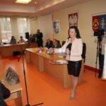 Nadzwyczajna sesja rady powiatu ws. odwołania starosty ostrowieckiego Zbigniewa Dudy. 14 radnych zagłosowało przeciw wnioskowi, a tylko 8 za. / Kalina Łabuz / Radio Kielce