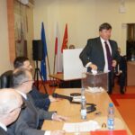 Nadzwyczajna sesja rady powiatu ws. odwołania starosty ostrowieckiego Zbigniewa Dudy. 14 radnych zagłosowało przeciw wnioskowi, a tylko 8 za. / Kalina Łabuz / Radio Kielce