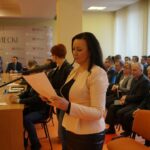 Nadzwyczajna sesja rady powiatu ws. odwołania starosty ostrowieckiego Zbigniewa Dudy. 14 radnych zagłosowało przeciw wnioskowi, a tylko 8 za. / Kalina Łabuz / Radio Kielce