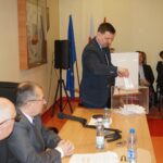 Nadzwyczajna sesja rady powiatu ws. odwołania starosty ostrowieckiego Zbigniewa Dudy. 14 radnych zagłosowało przeciw wnioskowi, a tylko 8 za. / Kalina Łabuz / Radio Kielce