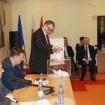 Nadzwyczajna sesja rady powiatu ws. odwołania starosty ostrowieckiego Zbigniewa Dudy. 14 radnych zagłosowało przeciw wnioskowi, a tylko 8 za. / Kalina Łabuz / Radio Kielce