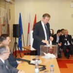 Nadzwyczajna sesja rady powiatu ws. odwołania starosty ostrowieckiego Zbigniewa Dudy. 14 radnych zagłosowało przeciw wnioskowi, a tylko 8 za. / Kalina Łabuz / Radio Kielce