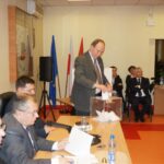 Nadzwyczajna sesja rady powiatu ws. odwołania starosty ostrowieckiego Zbigniewa Dudy. 14 radnych zagłosowało przeciw wnioskowi, a tylko 8 za. / Kalina Łabuz / Radio Kielce