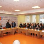 Nadzwyczajna sesja rady powiatu ws. odwołania starosty ostrowieckiego Zbigniewa Dudy. 14 radnych zagłosowało przeciw wnioskowi, a tylko 8 za. / Kalina Łabuz / Radio Kielce