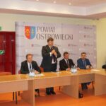 Nadzwyczajna sesja rady powiatu ws. odwołania starosty ostrowieckiego Zbigniewa Dudy. 14 radnych zagłosowało przeciw wnioskowi, a tylko 8 za. / Kalina Łabuz / Radio Kielce