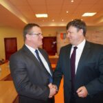 Nadzwyczajna sesja rady powiatu ws. odwołania starosty ostrowieckiego Zbigniewa Dudy. 14 radnych zagłosowało przeciw wnioskowi, a tylko 8 za. / Kalina Łabuz / Radio Kielce