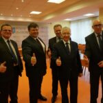 Nadzwyczajna sesja rady powiatu ws. odwołania starosty ostrowieckiego Zbigniewa Dudy. 14 radnych zagłosowało przeciw wnioskowi, a tylko 8 za. / Kalina Łabuz / Radio Kielce