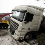 2017-02-02 Wilków, ciężarówka w rowie, tir, wypadek, holownik / Jarosław Kubalski / Radio Kielce