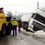 2017-02-02 Wilków, ciężarówka w rowie, tir, wypadek, holownik / Jarosław Kubalski / Radio Kielce