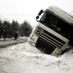 2017-02-02 Wilków, ciężarówka w rowie, tir, wypadek, holownik / Jarosław Kubalski / Radio Kielce