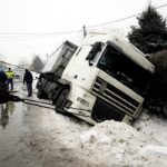 2017-02-02 Wilków, ciężarówka w rowie, tir, wypadek, holownik / Jarosław Kubalski / Radio Kielce