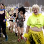 19.02.2017 Ćmińsk. Charytatywny bieg wokół miejscowego stadionu / Jarosław Kubalski / Radio Kielce