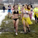 19.02.2017 Ćmińsk. Charytatywny bieg wokół miejscowego stadionu / Jarosław Kubalski / Radio Kielce