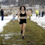 19.02.2017 Ćmińsk. Charytatywny bieg wokół miejscowego stadionu / Jarosław Kubalski / Radio Kielce