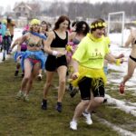 19.02.2017 Ćmińsk. Charytatywny bieg wokół miejscowego stadionu / Jarosław Kubalski / Radio Kielce