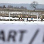 19.02.2017 Ćmińsk. Charytatywny bieg wokół miejscowego stadionu / Jarosław Kubalski / Radio Kielce