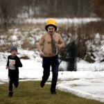 19.02.2017 Ćmińsk. Charytatywny bieg wokół miejscowego stadionu / Jarosław Kubalski / Radio Kielce