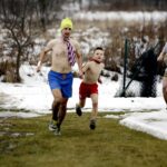 19.02.2017 Ćmińsk. Charytatywny bieg wokół miejscowego stadionu / Jarosław Kubalski / Radio Kielce