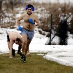 19.02.2017 Ćmińsk. Charytatywny bieg wokół miejscowego stadionu / Jarosław Kubalski / Radio Kielce