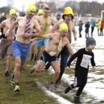 19.02.2017 Ćmińsk. Charytatywny bieg wokół miejscowego stadionu / Jarosław Kubalski / Radio Kielce