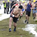 19.02.2017 Ćmińsk. Charytatywny bieg wokół miejscowego stadionu / Jarosław Kubalski / Radio Kielce