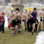 19.02.2017 Ćmińsk. Charytatywny bieg wokół miejscowego stadionu / Jarosław Kubalski / Radio Kielce
