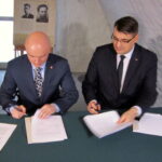 Pamiątki po Żołnierzach Wyklętych, których ciała znaleziono w lesie w okolicy Zgórska, trafiły do Ośrodka Myśli Patriotycznej i Obywatelskiej w Kielcach / Wiktor Dziarmaga / Radio Kielce